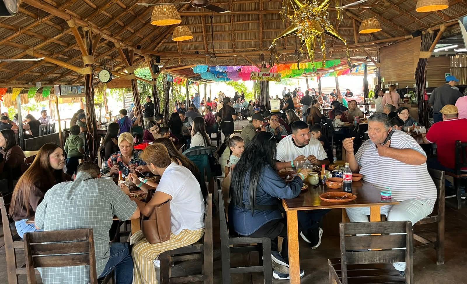 Personas sentadas en mesas en un restaurante