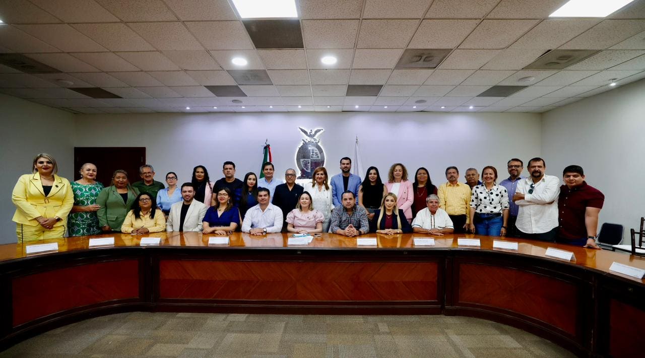 Gobernadora y diputados posando para fotografía grupal