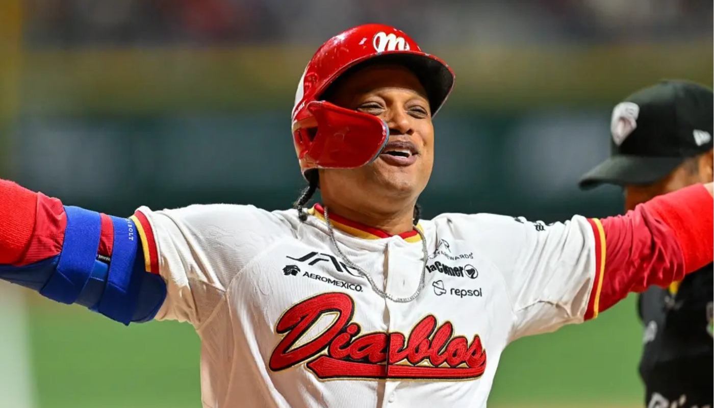 Robinson Canó en un campo de beisbol