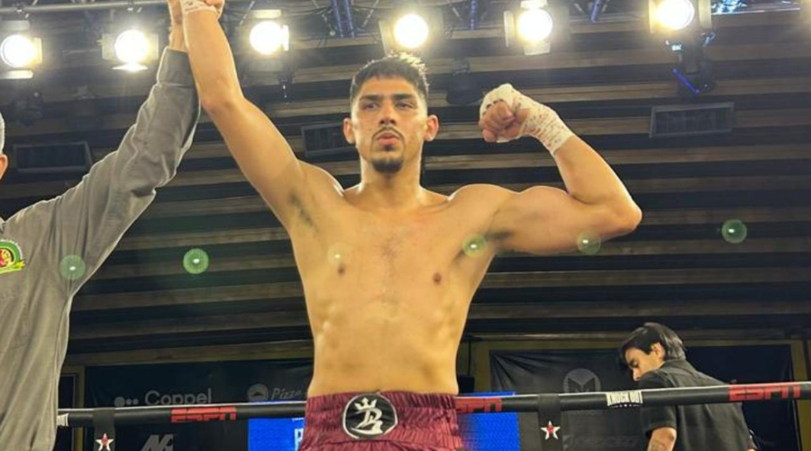 Rodolfo Bustamante celebra victoria ante Arturo Hernández