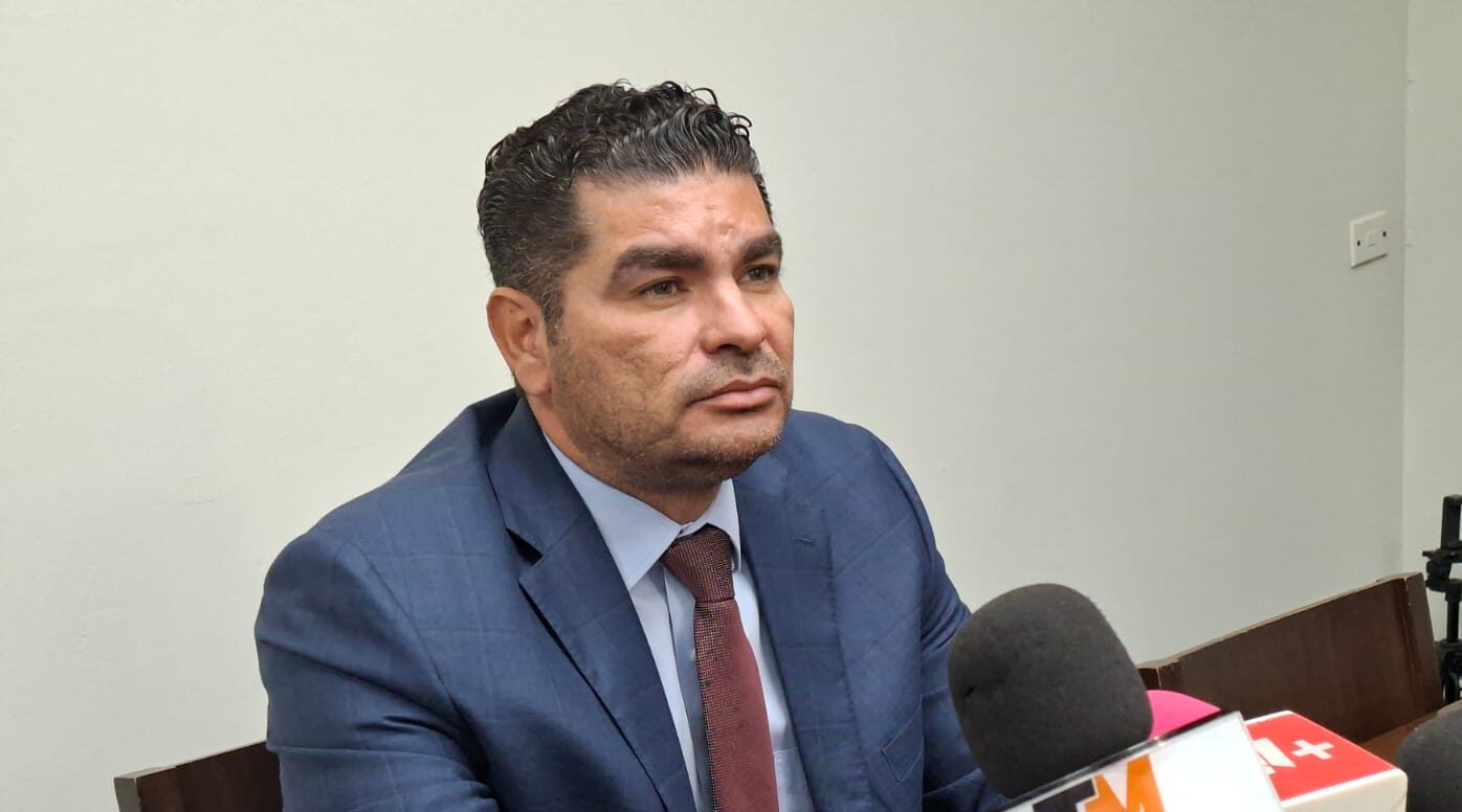 Rodolfo Valenzuela Sánchez junto a micrófonos de la prensa