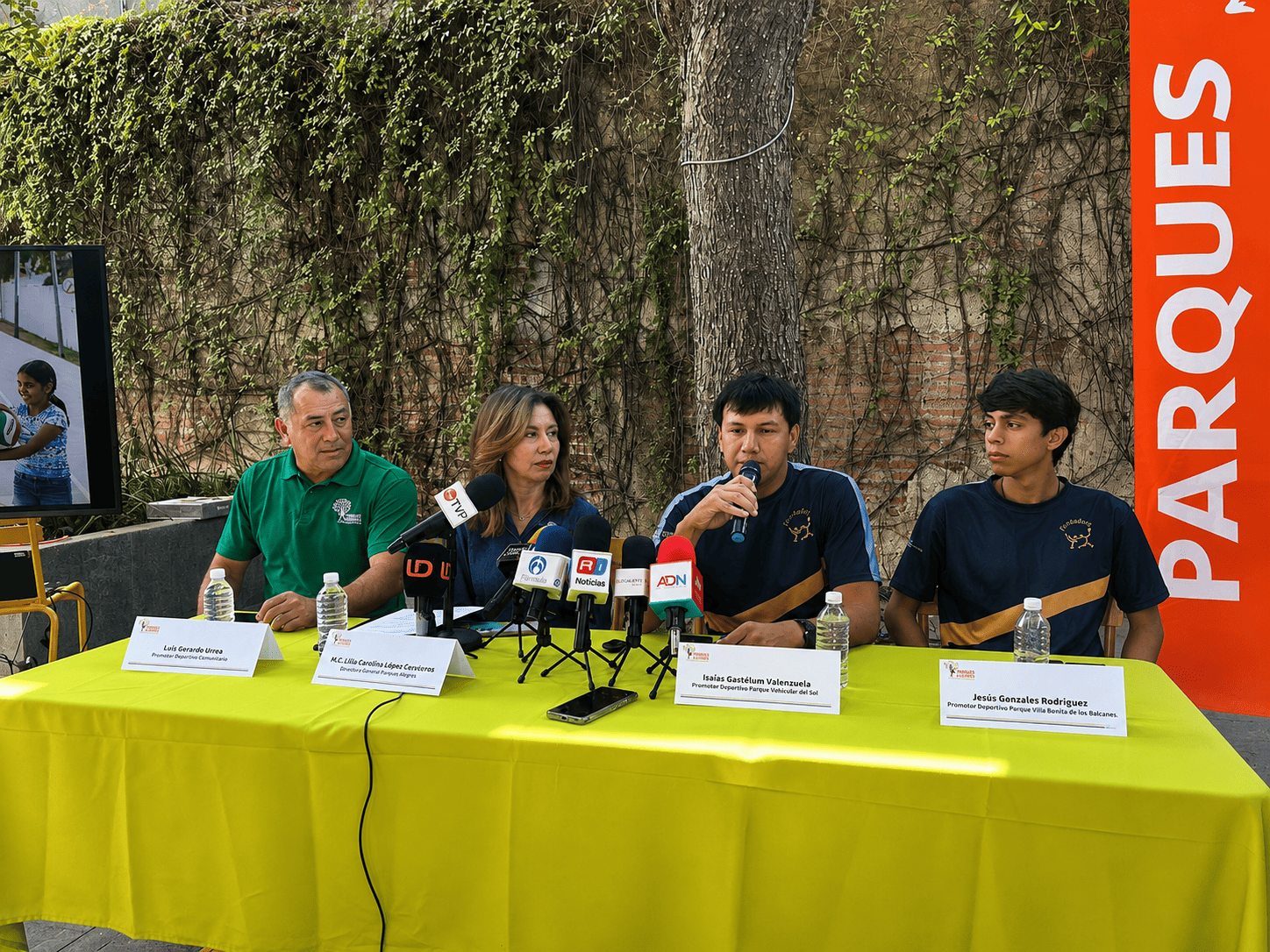 Integrantes de Parques Alegres y promotores deportivos ofrecen una conferencia de prensa sobre el programa “Deportes por la Paz” en Mazatlán.