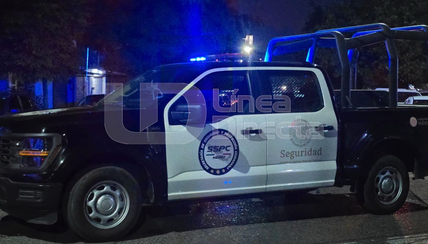 Unidad de la SSPC con las luces encendidas en una calle de noche