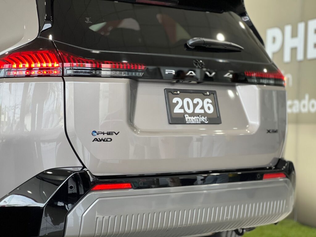 Parte trasera de la nueva RAV4 con las placas del 2026