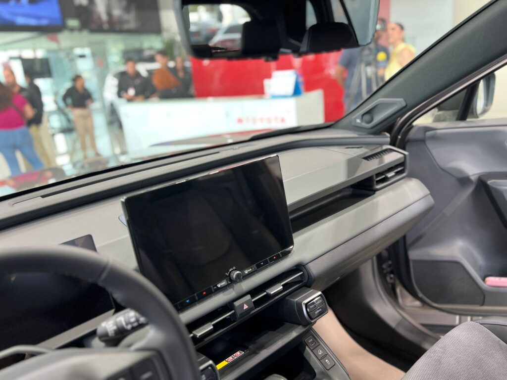 Pantalla y parte frontal de camioneta de Toyota
