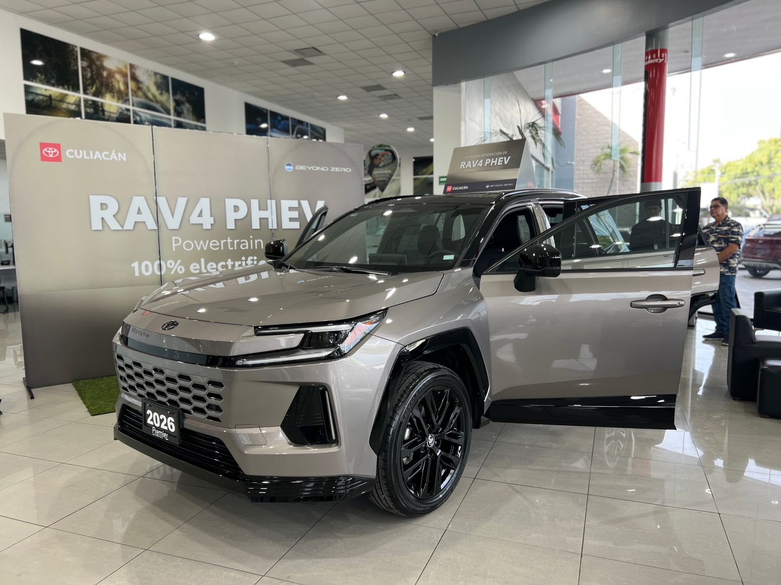 Nueva camioneta color plateada con las puertas abiertas en Toyota