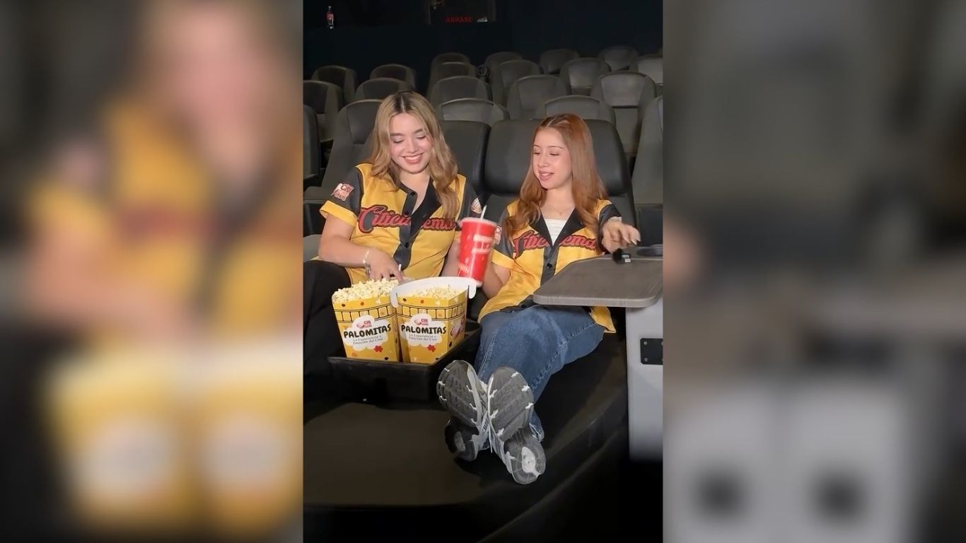 Personas sentadas en asientos de sala de cine