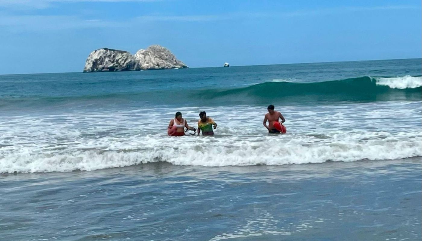 Personal de salvavidas dentro del mar realizando un rescate
