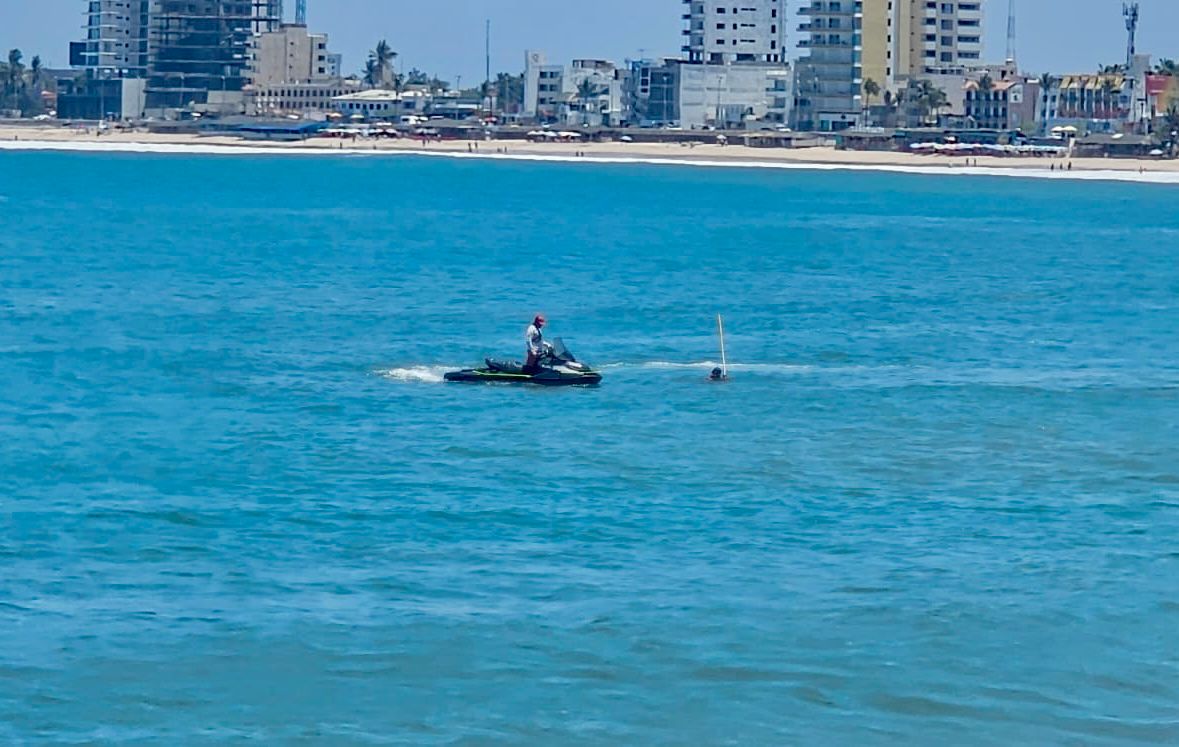Salvavidas de Mazatlán en motoneta acuática