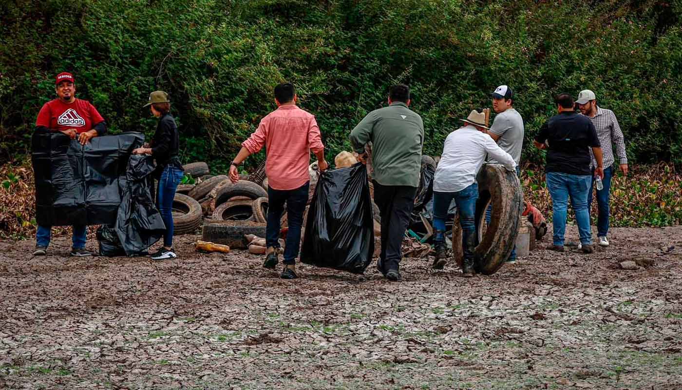 Personal de Sebides limpia el Río Culiacán por el Día de la Diversidad Biológica