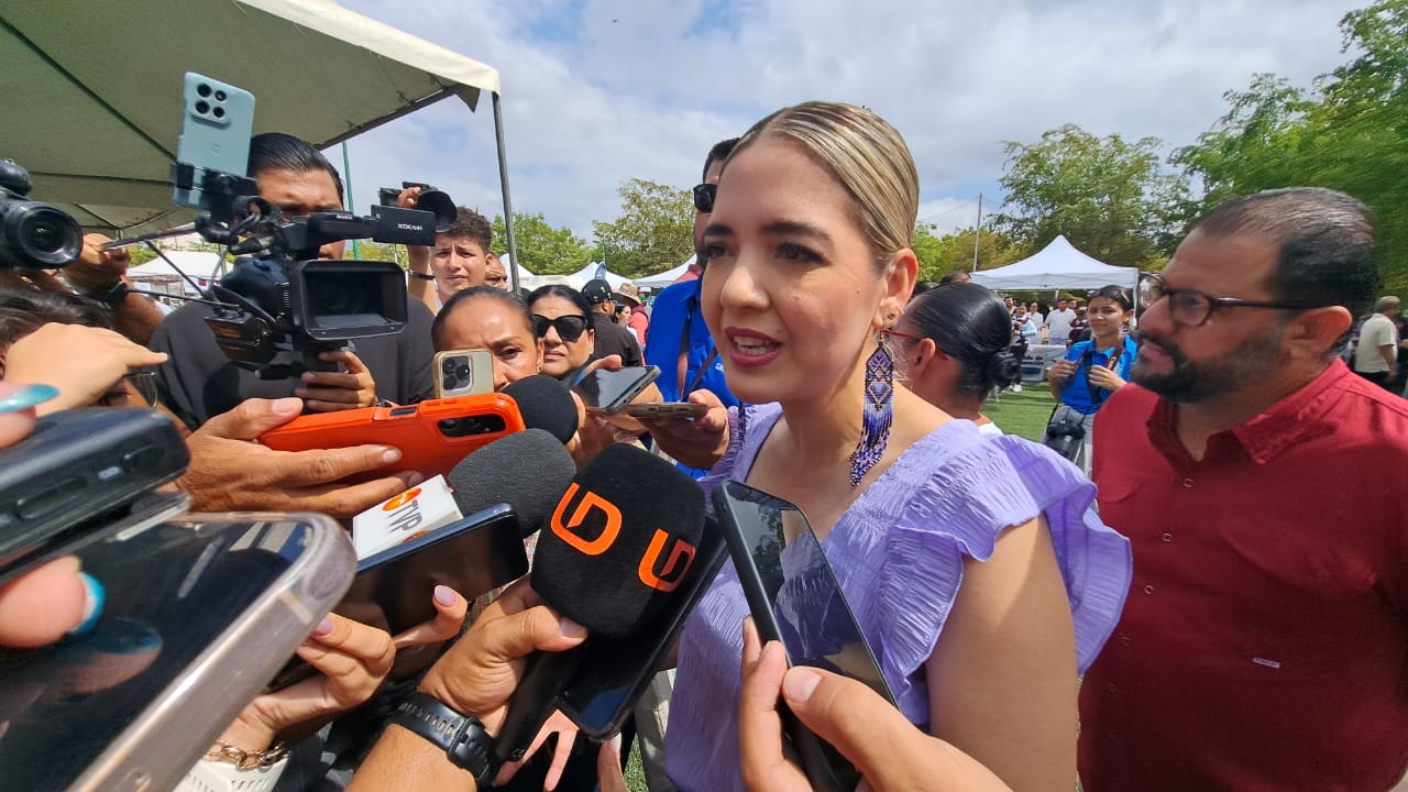 Alcaldesa de Mazatlán con micrófonos de la prensa