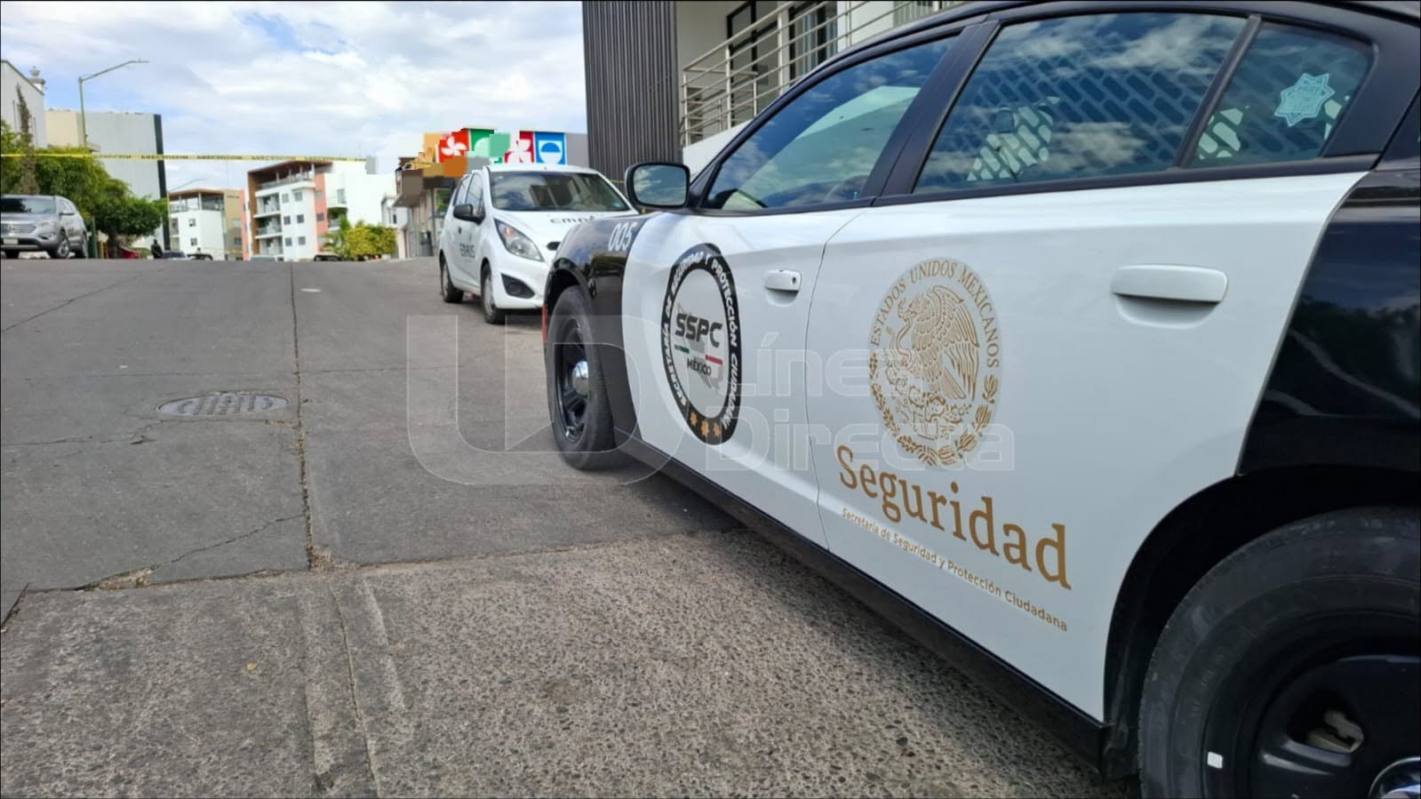Patrulla de la SSPE en un hecho de seguridad junto a carro de funeraria
