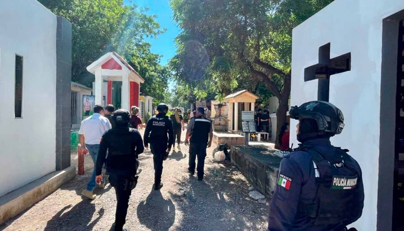Elementos de seguridad en panteón de Culiacán