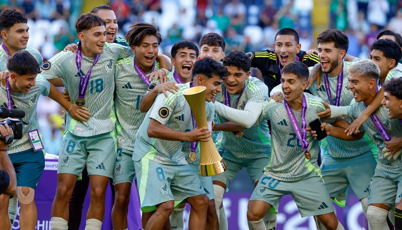 Jugadores de la Selección Mexicana levantando un trofeo