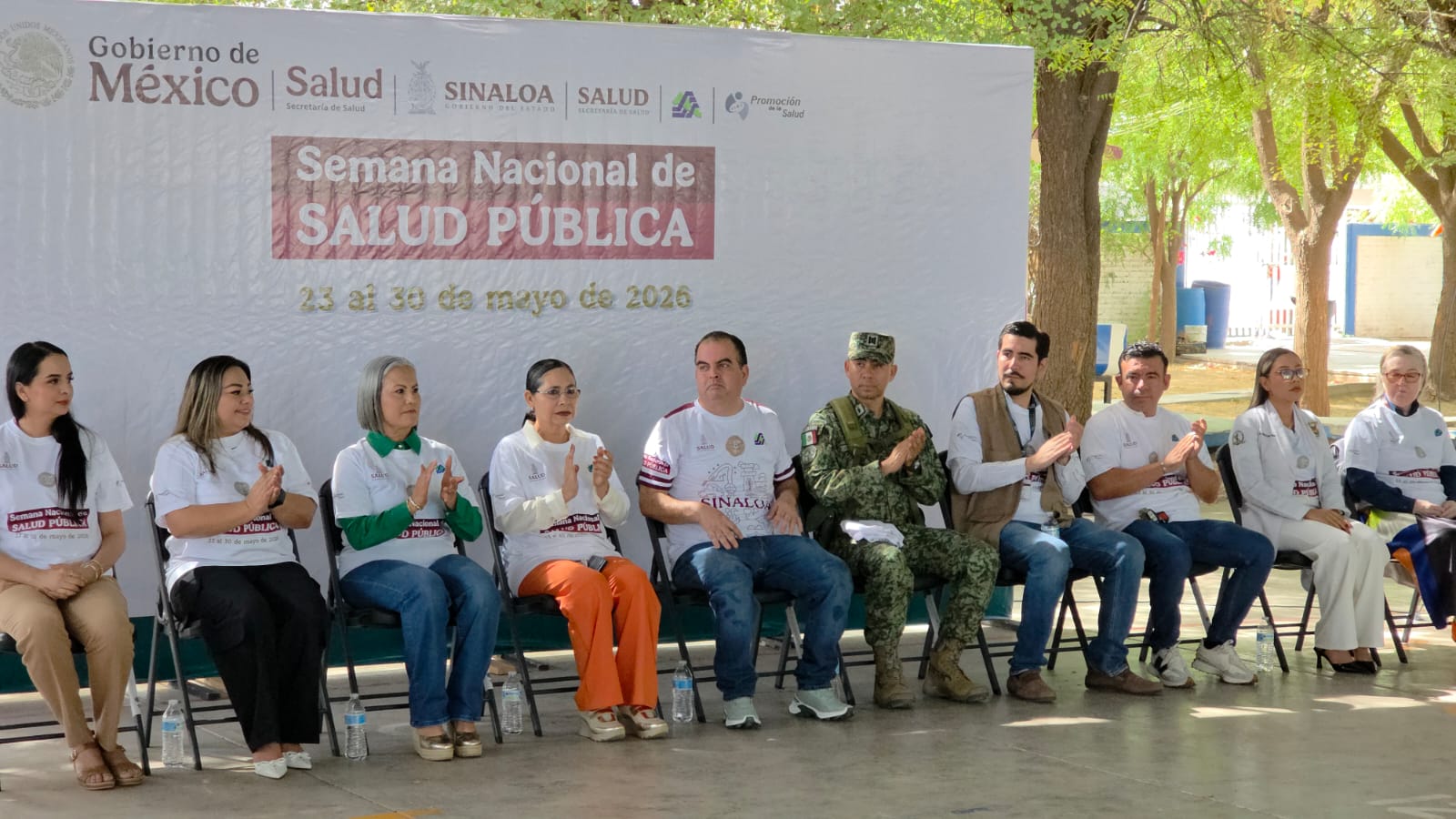 Personas sentadas frente a mamparas
