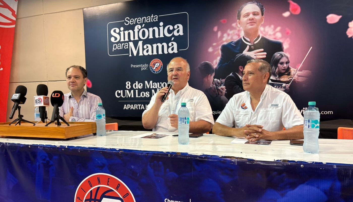 Personas en una rueda de prensa en un templete