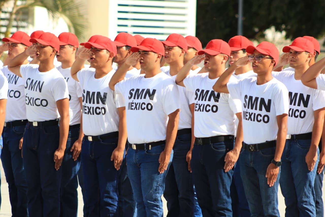 Marineros saludando en su graduación