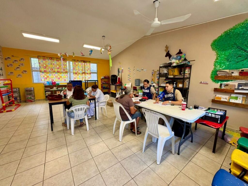 Personas en un salón de escuela