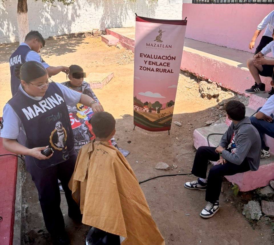 Personal de la SEMAR cortando cabello a niños en comunidades