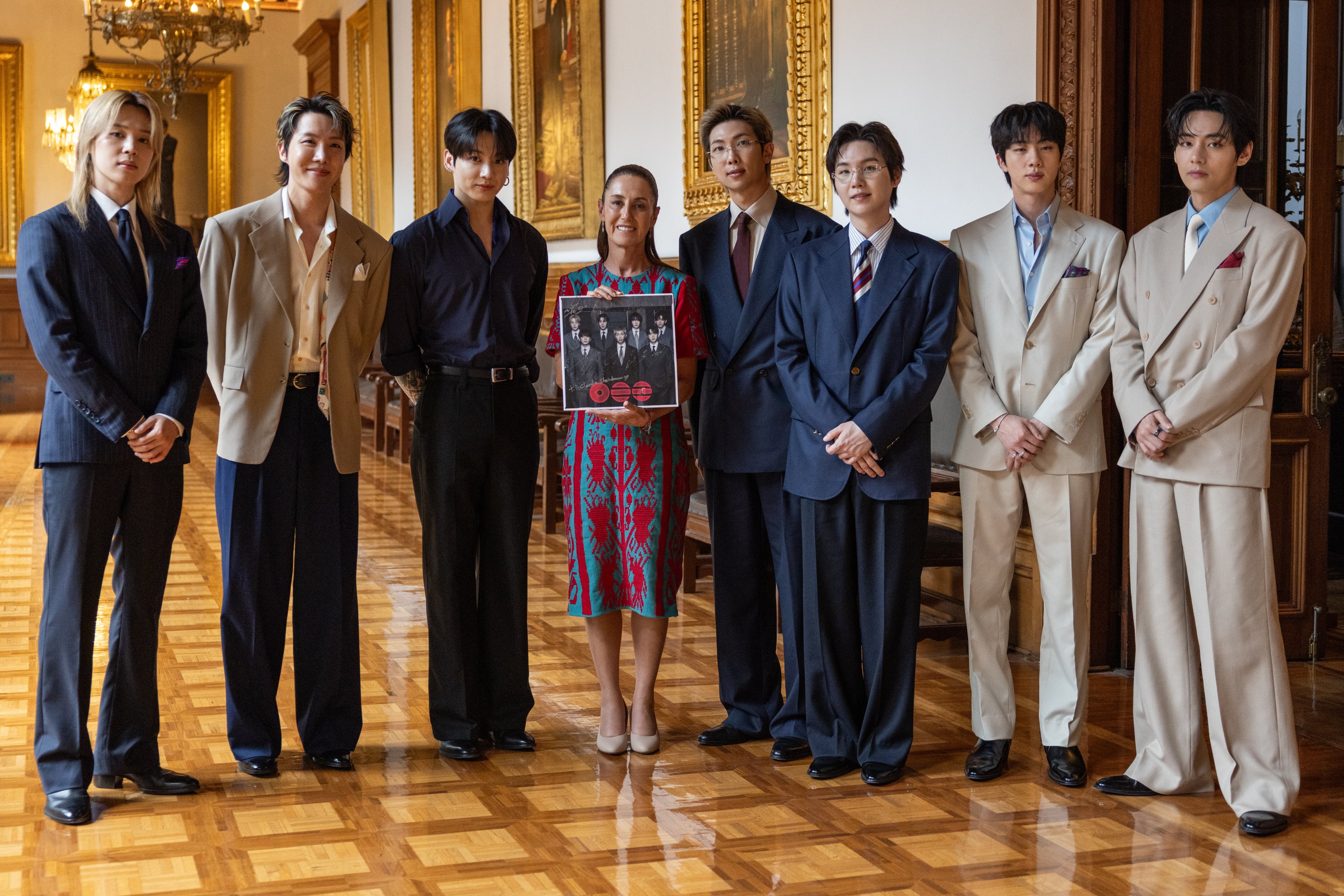 Sheinbaum comparte foto con BTS y celebra la unión cultural entre México y Corea del Sur