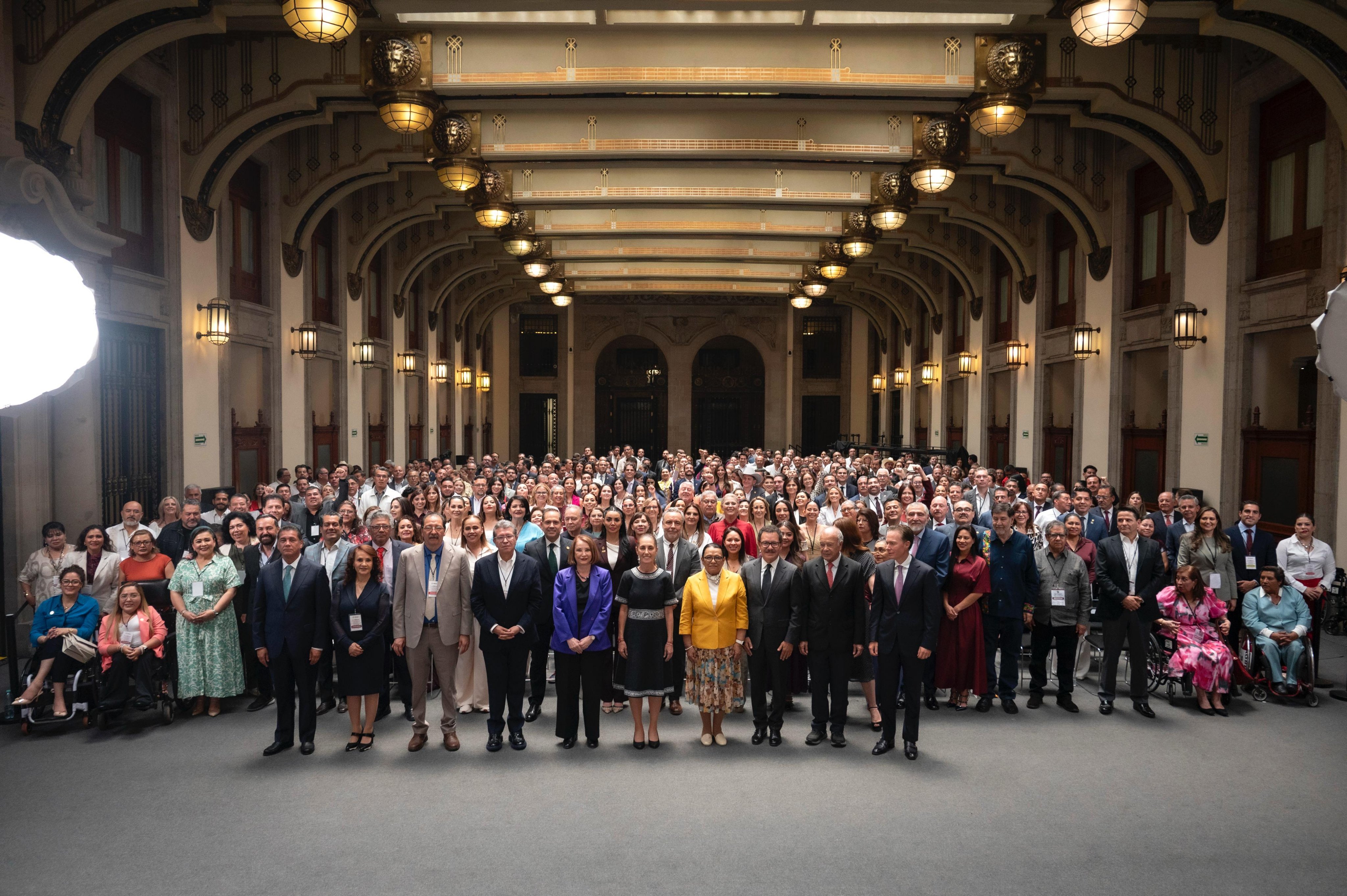 Claudia Sheinbaum destaca encuentro con legisladores de Morena y aliados en el Palacio Nacional