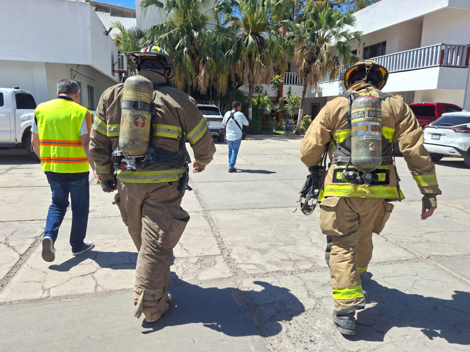 Elementos de Bomberos durante el simulacro nacional.