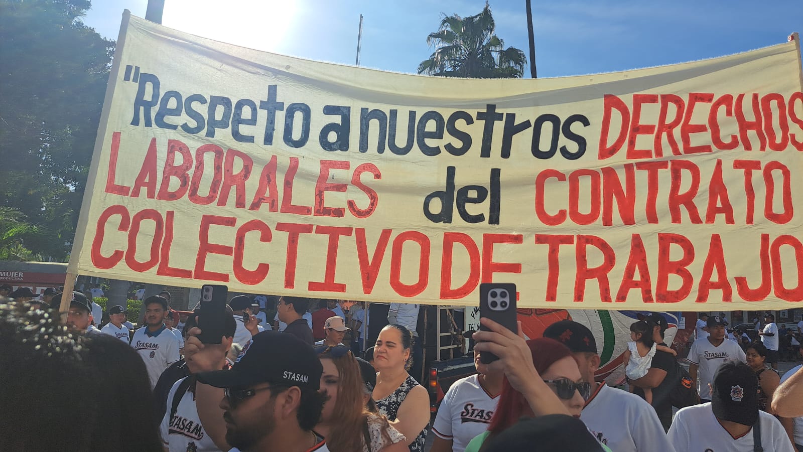 Personas con una pancarta con mensajes de protesta