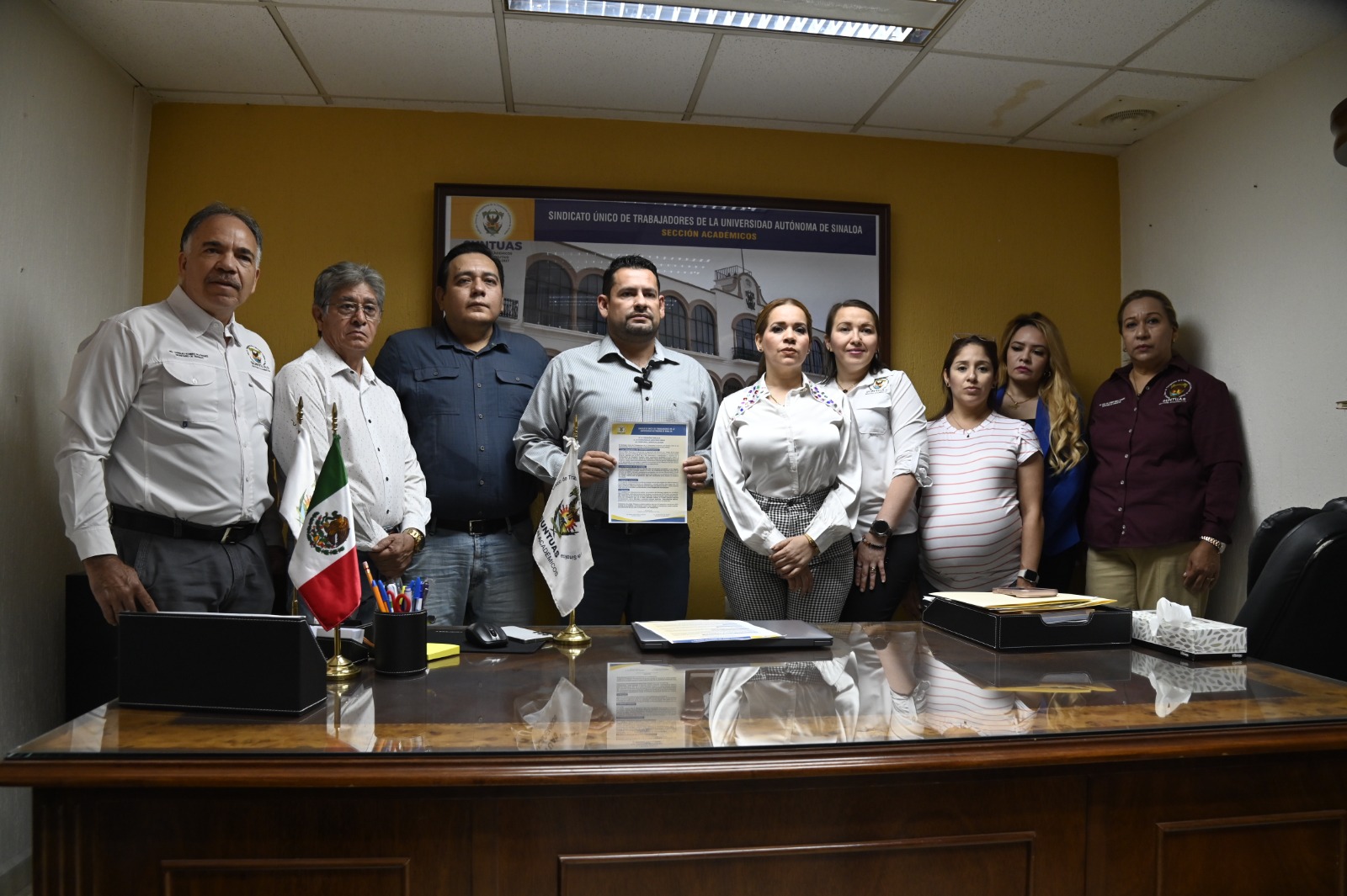 Personas en una oficina sosteniendo un documento