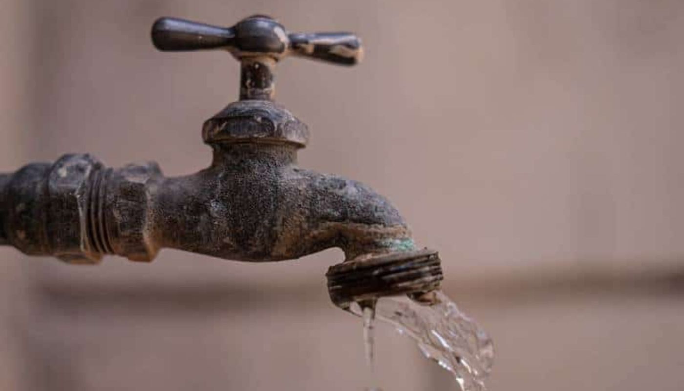 Grifo del que sale poca agua