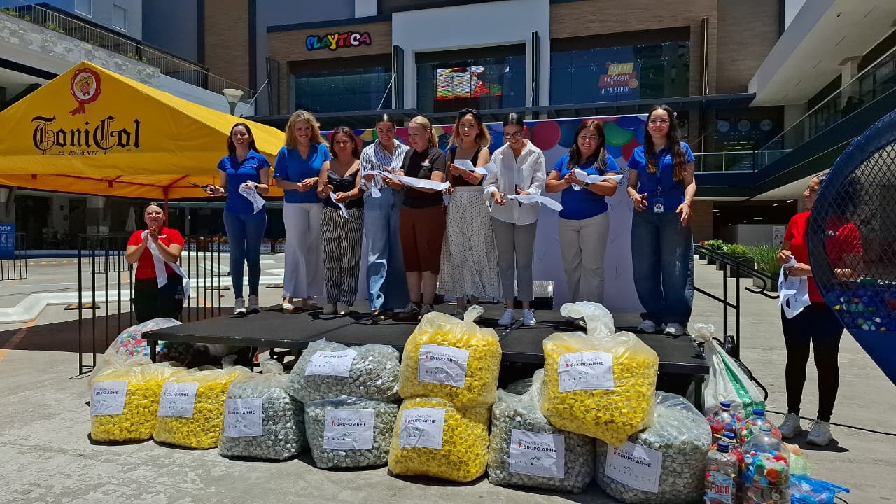Organizadoras del Tapatón 2026 cortando el listón