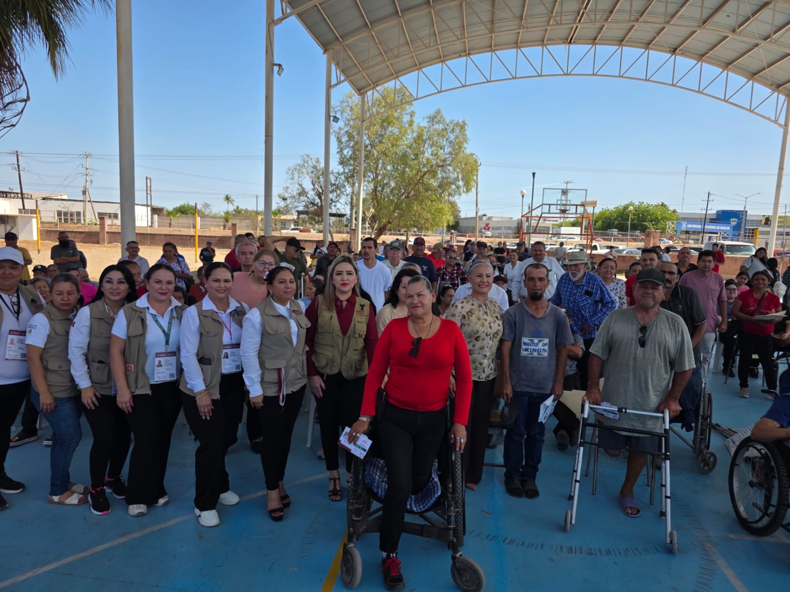 Personas en cancha con techumbre