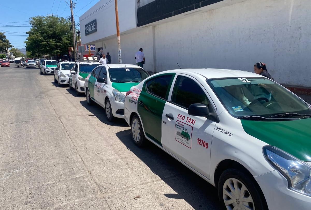 Taxis en Salvador Alvarado estacionados