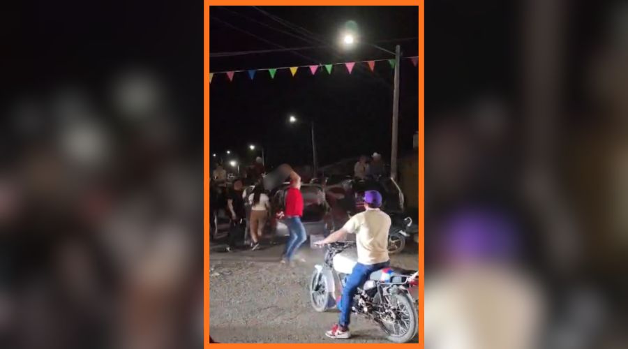 Personas en una calle con motocicletas y carros