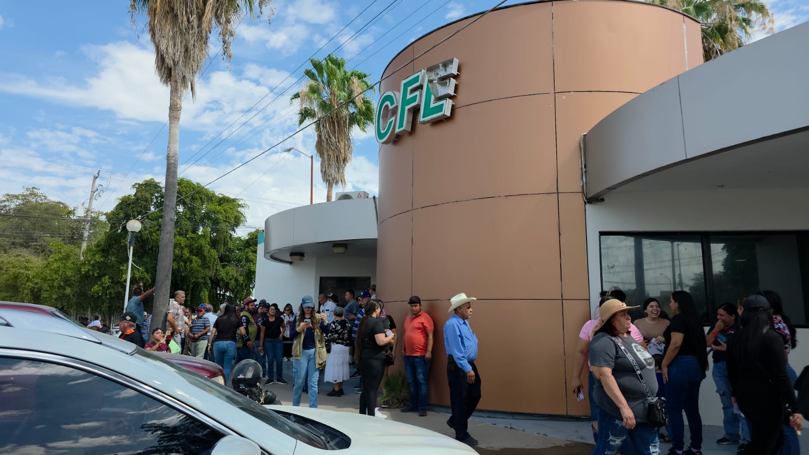 Oficinas de CFE en Guamúchil y personas a las afueras de la misma