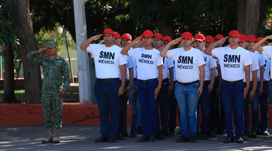 Toman protesta a soldados de servicio militar