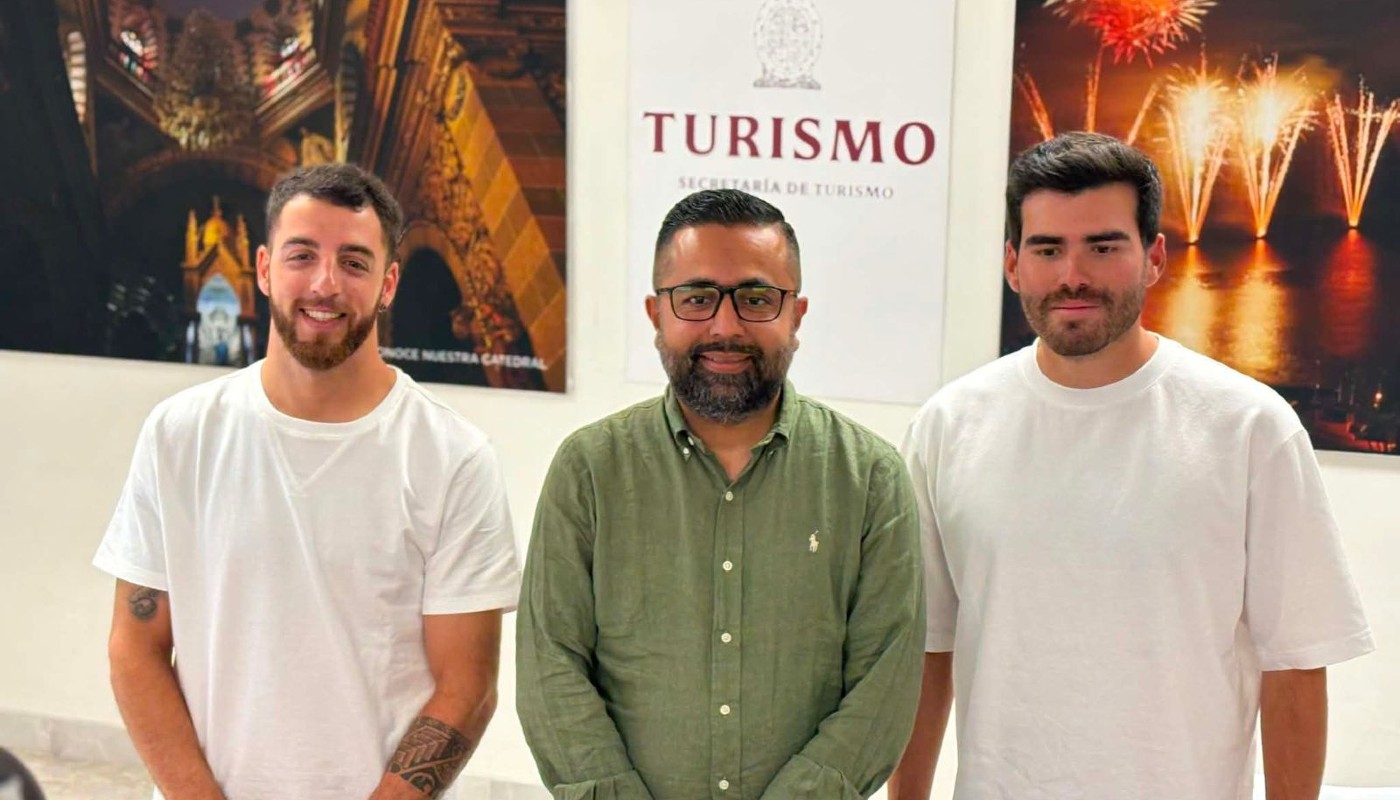 Tres hombres posan en instalaciones de la Secretaría de Turismo durante la presentación o promoción de un torneo anual de pádel.