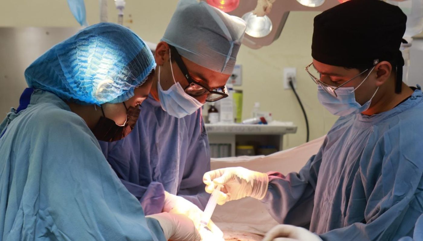 Médicos en sala de operación realizando cirugía