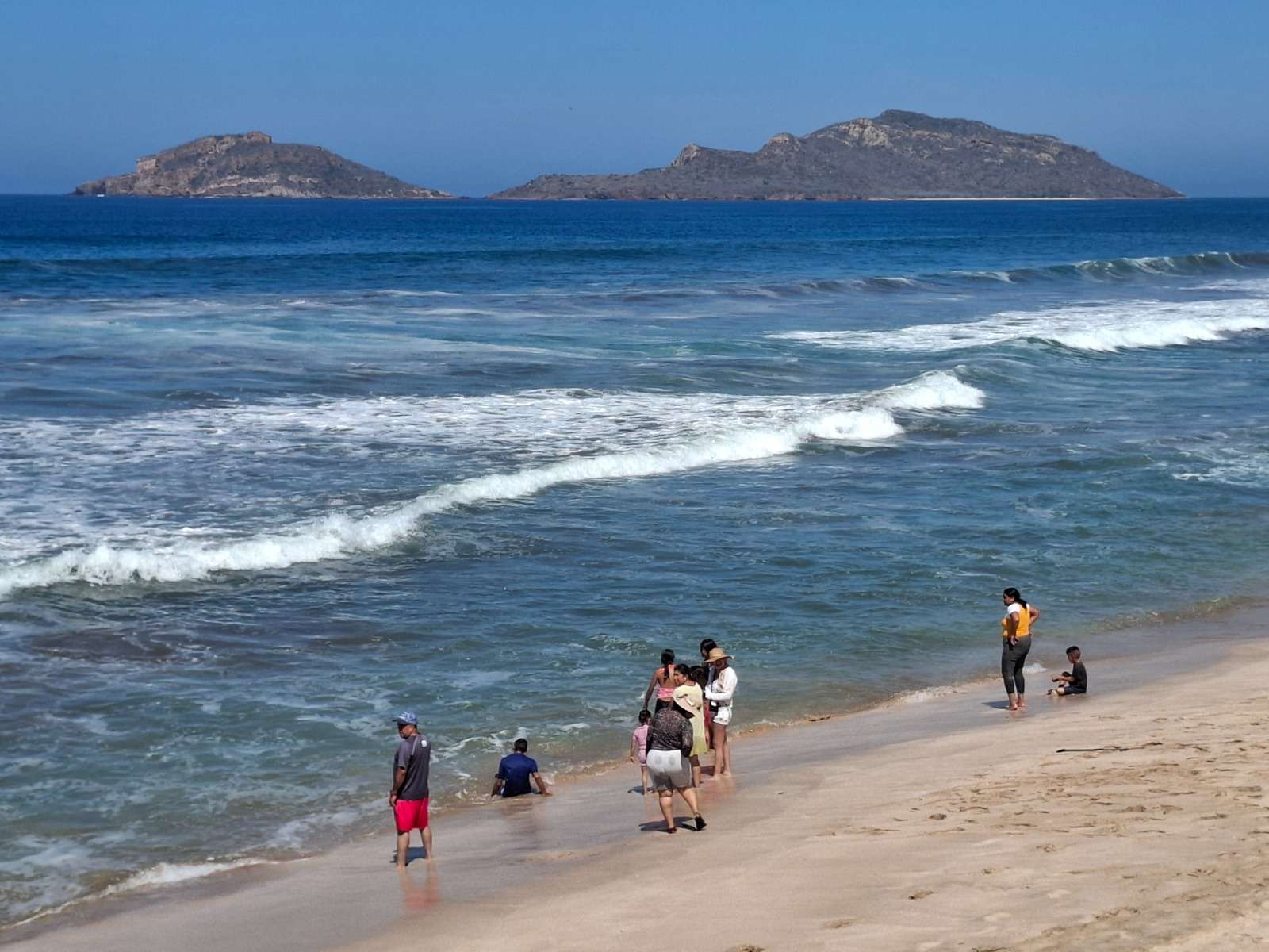 Playa de Mazatlán con turistas en arena
