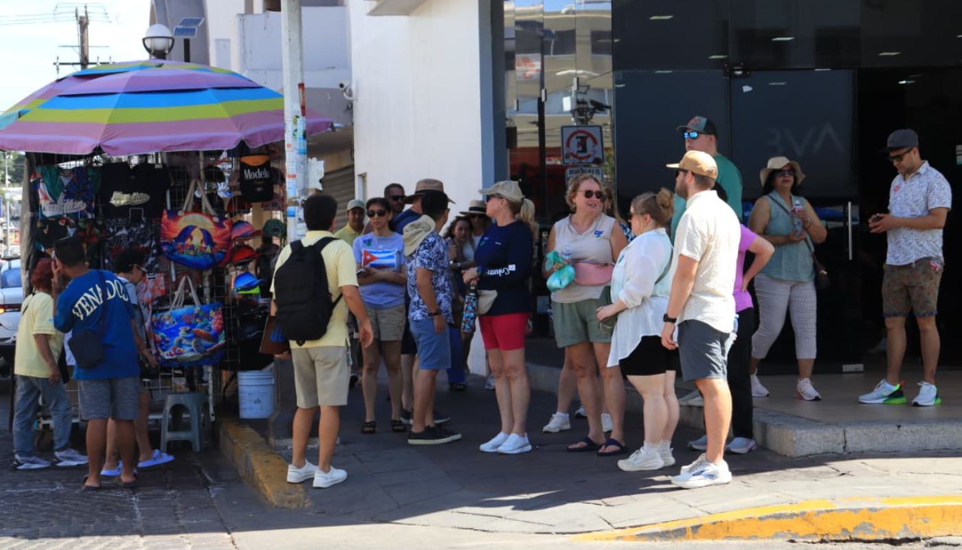 Gran grupo de personas a las afueras de una plaza