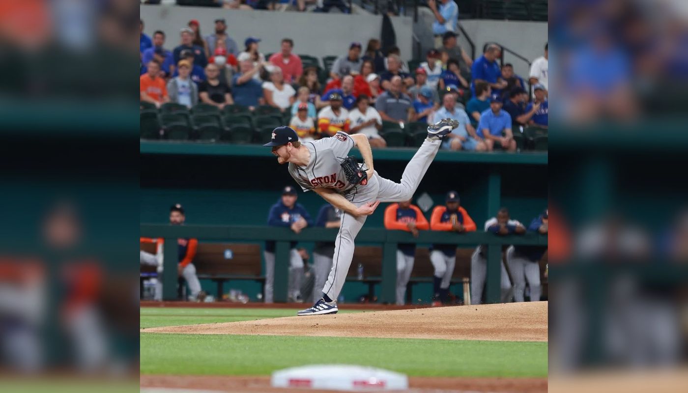jugador de beisbol lanzando una pelota en un estadio durante un `partido