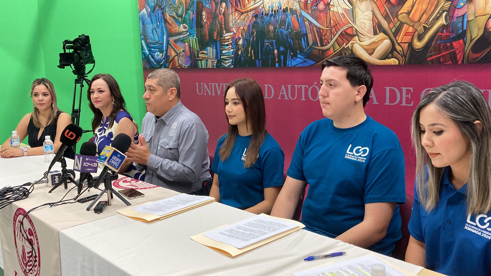 Conferencia de prensa en salón de la UadeO