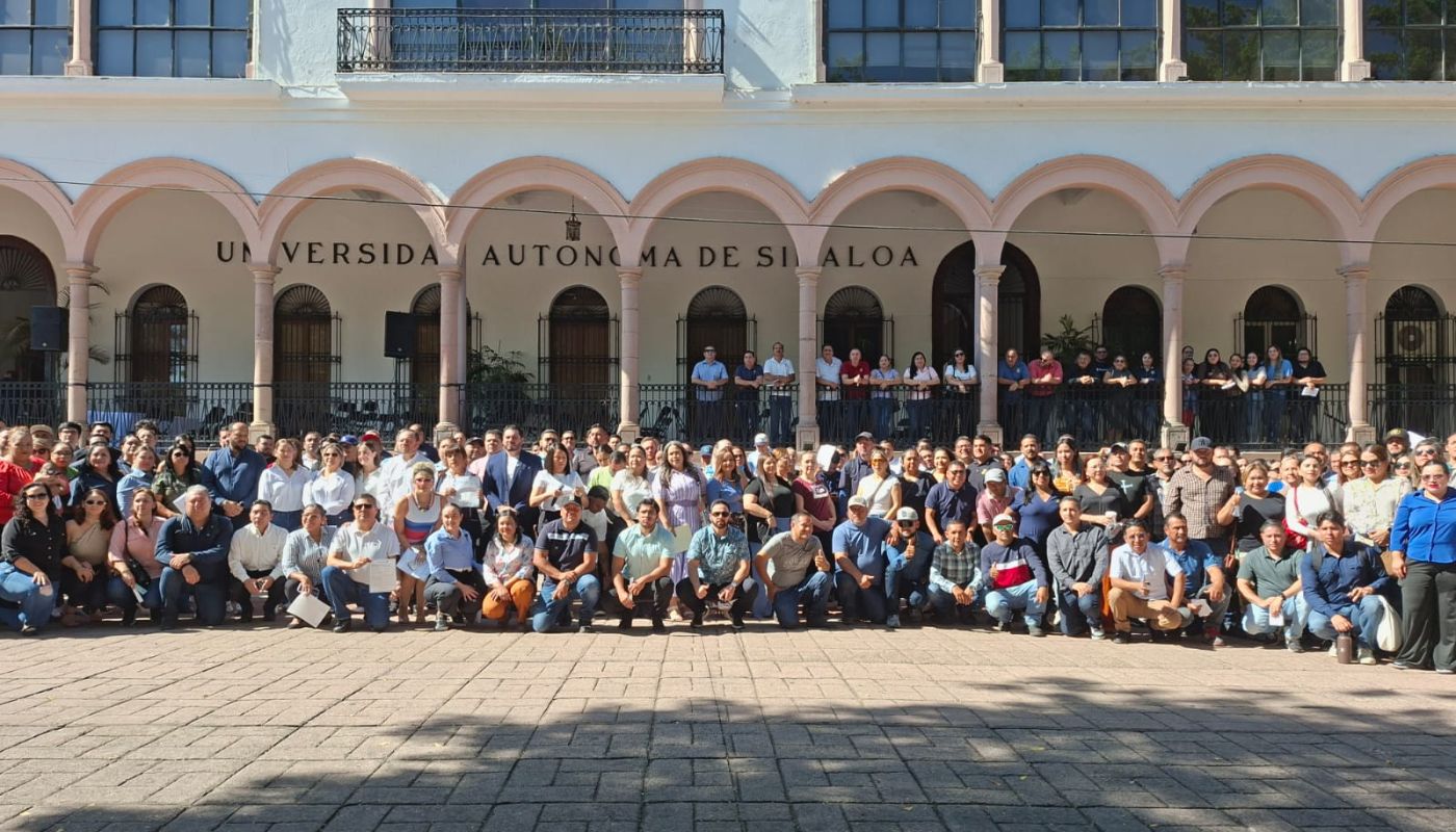personas reunidas en una cancha tipo explanada de la UAS