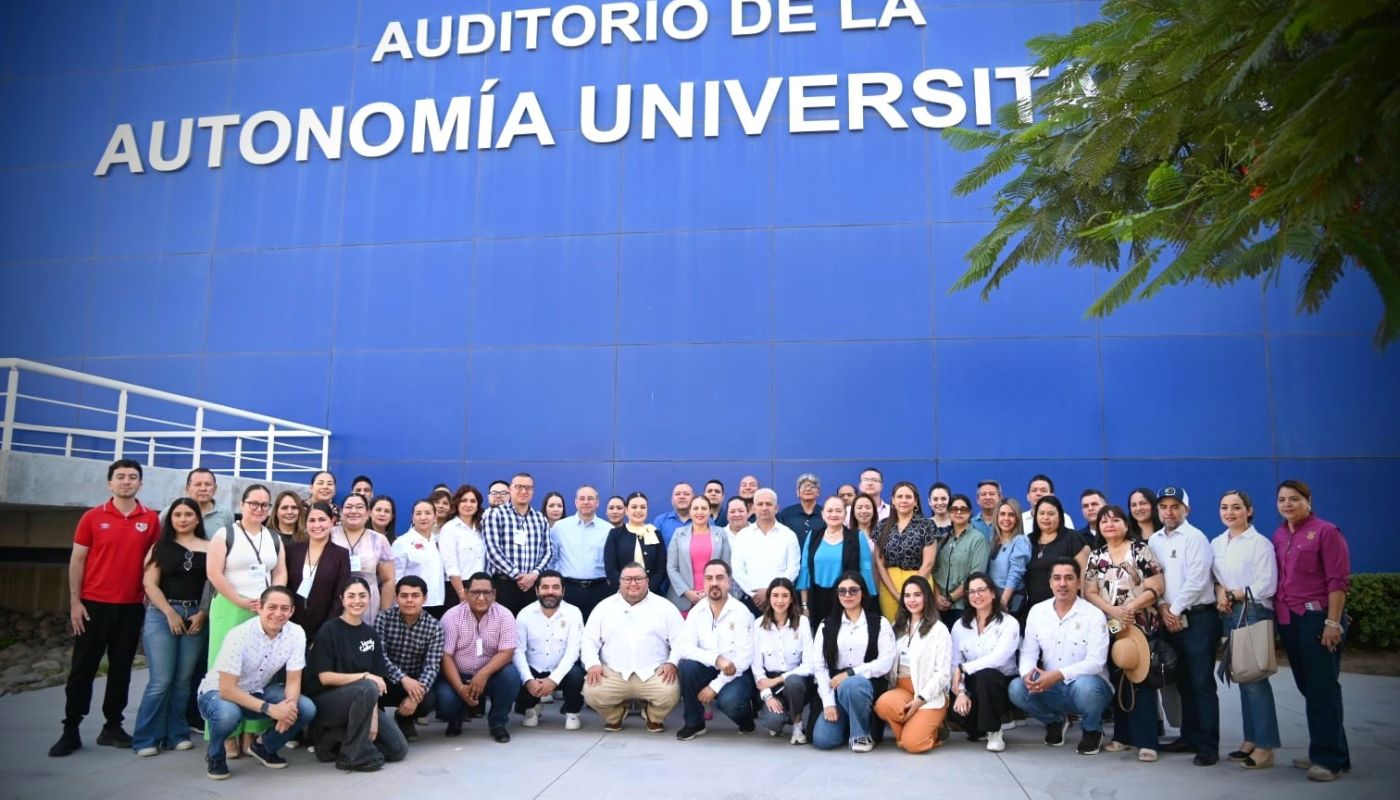 Autoridades de la UAS posando para la foto