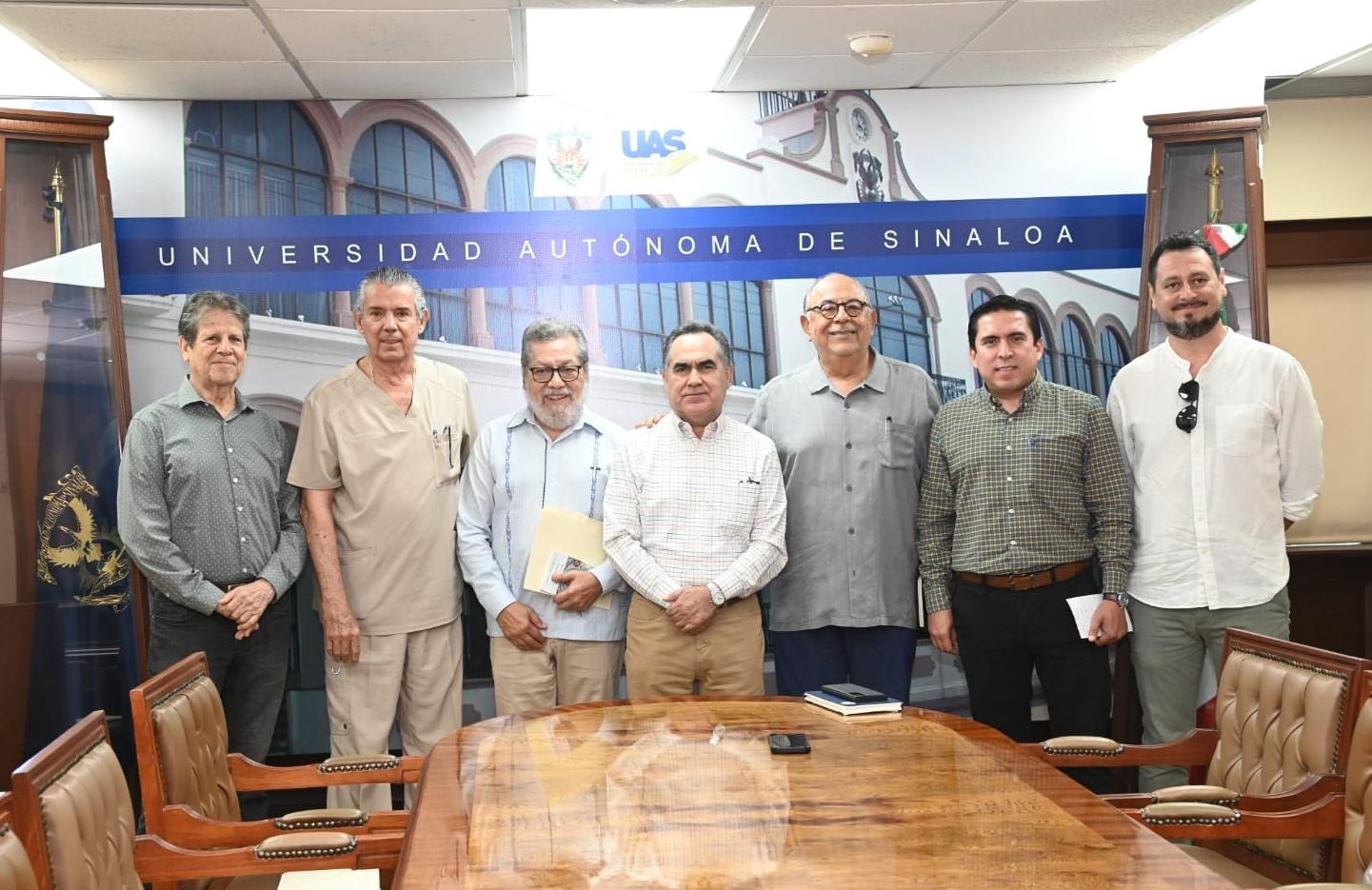 Jesús Madueña junto a directivos de la Fundación UAS junto a una mesa