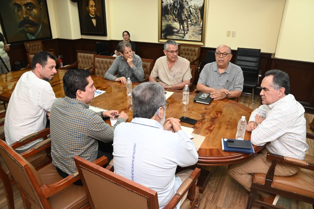 Jesús Madueña junto a directivos de la Fundación UAS en una mesa de reunión
