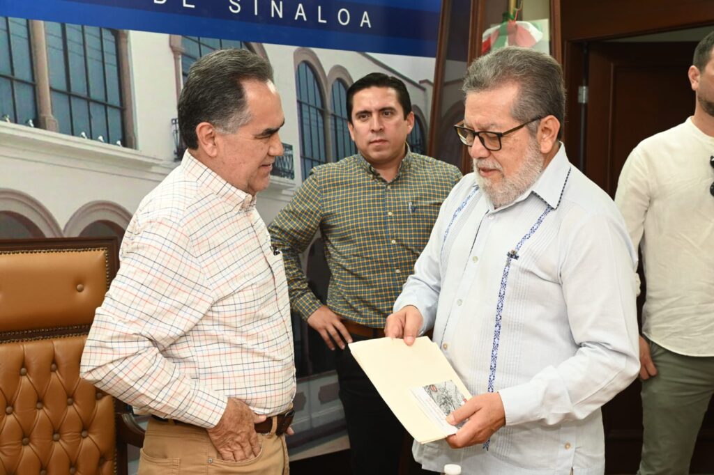 Jesús Madueña junto a directivos de la Fundación UAS