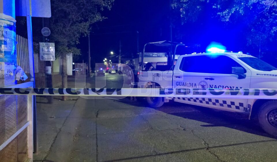 Unidad de patrulla con area acordonada en Culiacán