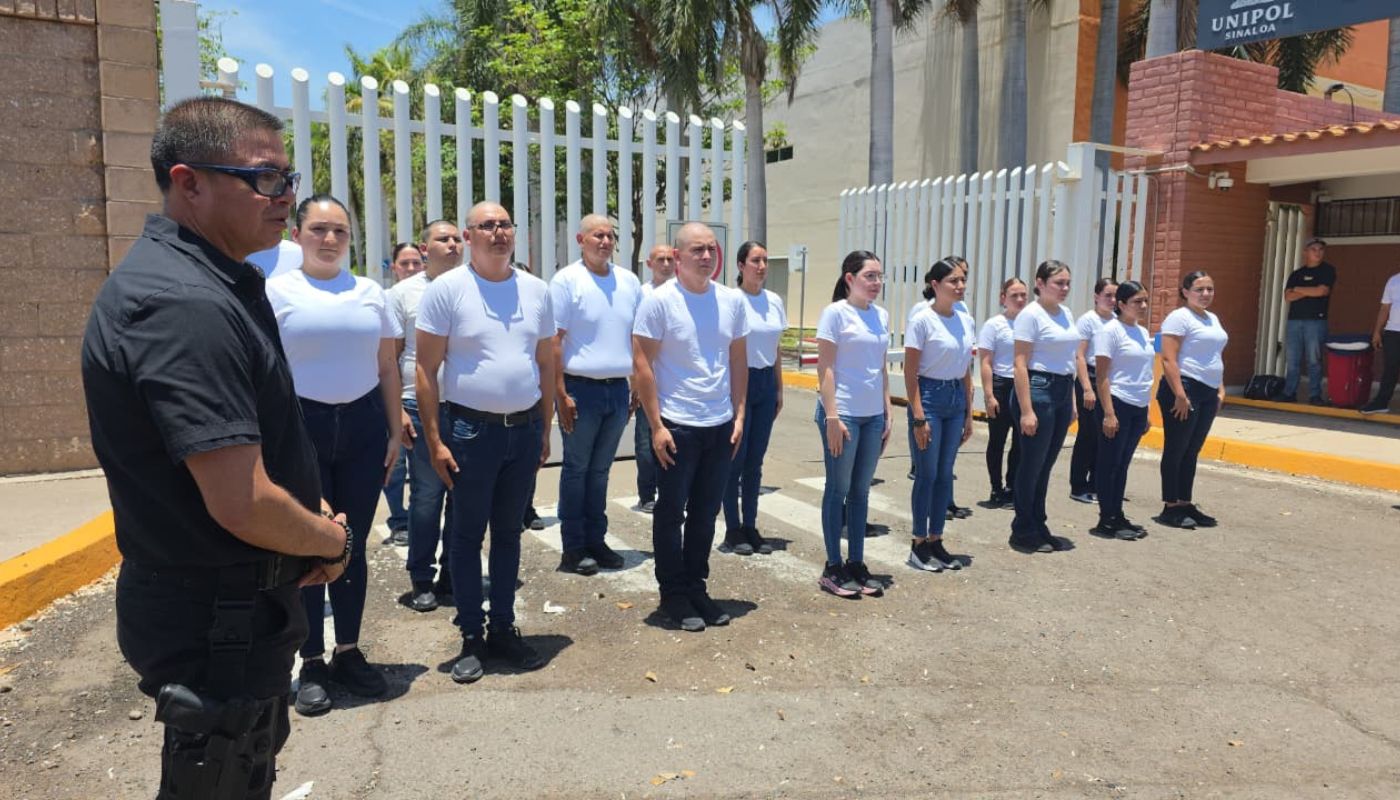 Personas en una formación con playera blanca y pantalón de mezclilla en la UNIPOL