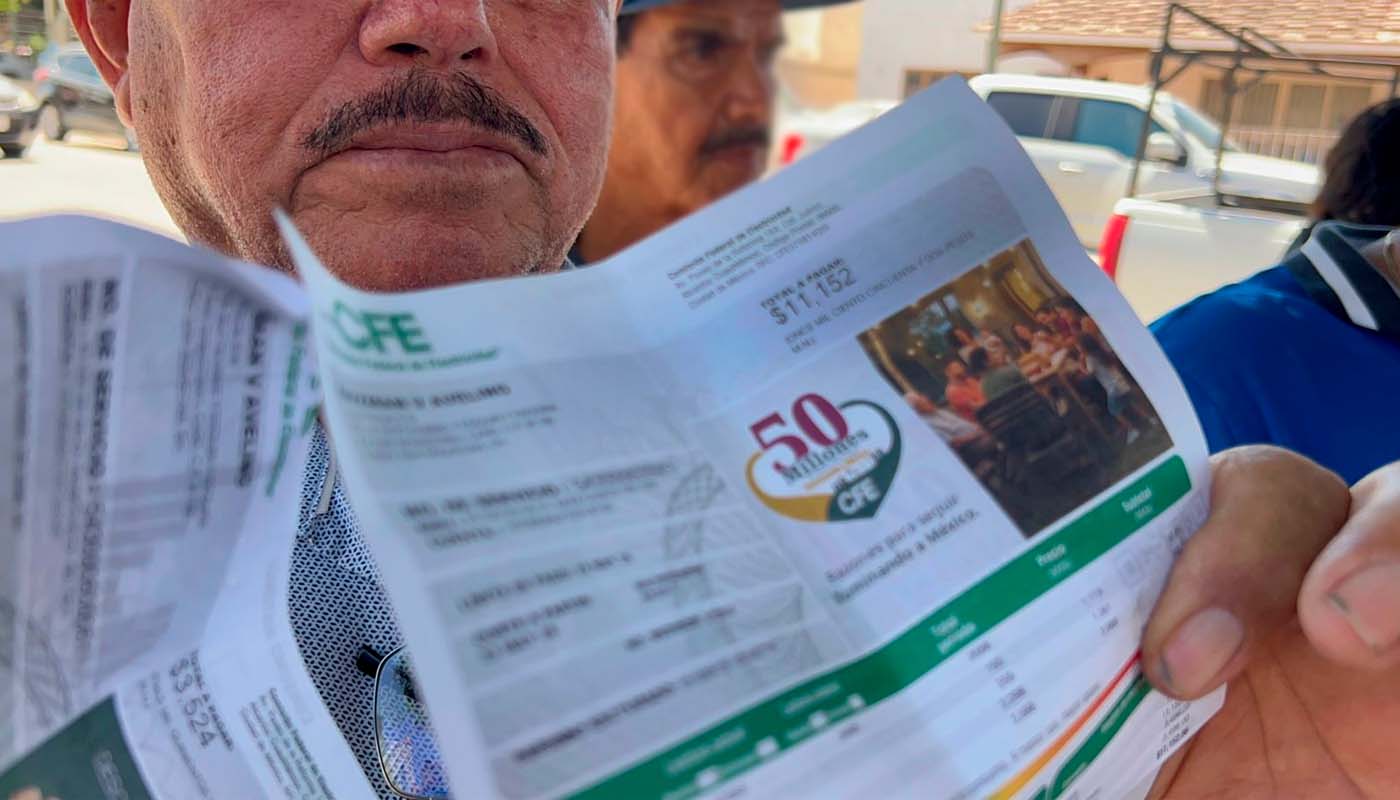 Guasavense sostiene recibo de electricidad de más de 11 mil pesos mexicanos
