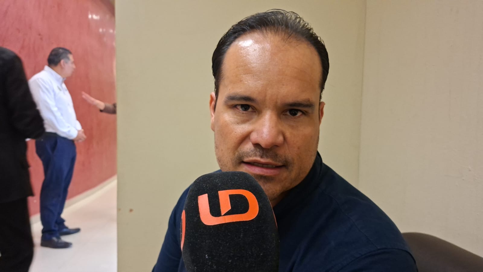 Hombre hablando a micrófono de Línea Directa